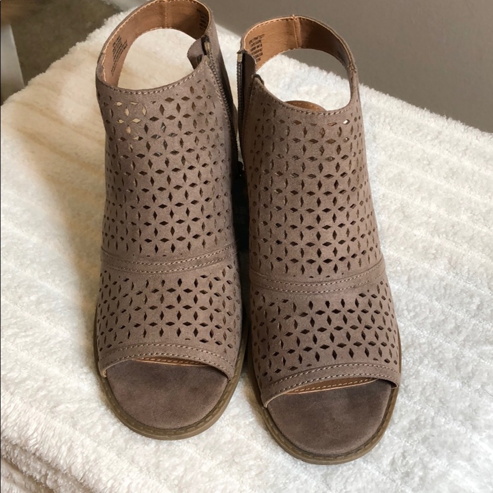 NWT memory foam heels